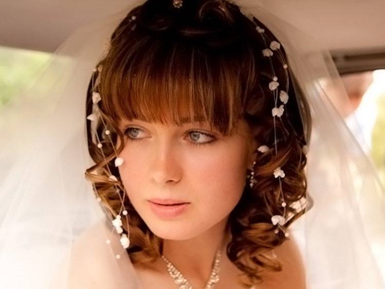Красивые прически на свадьбу на средние волосы с челкой для невесты