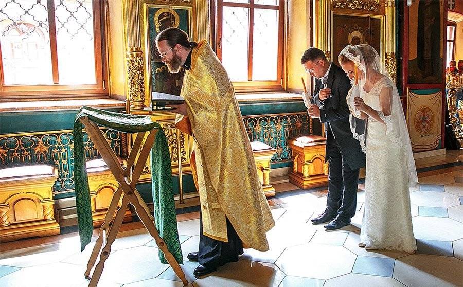 Как проходит венчание в православной церкви: этапы процедуры, какие слова говорит священник на церемонии, атрибуты обряда, что делают свидетели при проведении ритуала
