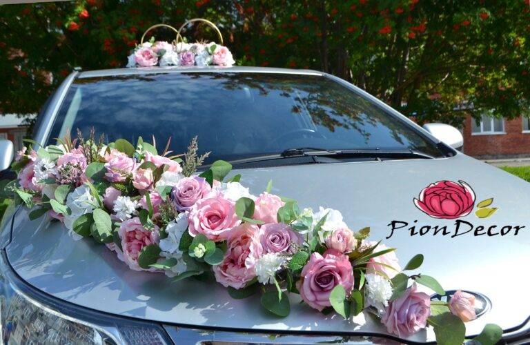 7 видов стильных украшений на свадебные машины