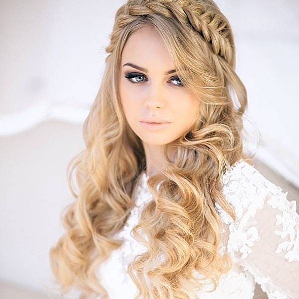 Универсальные и красивые прически на свадьбу – локоны для невест со средними и длинными волосами