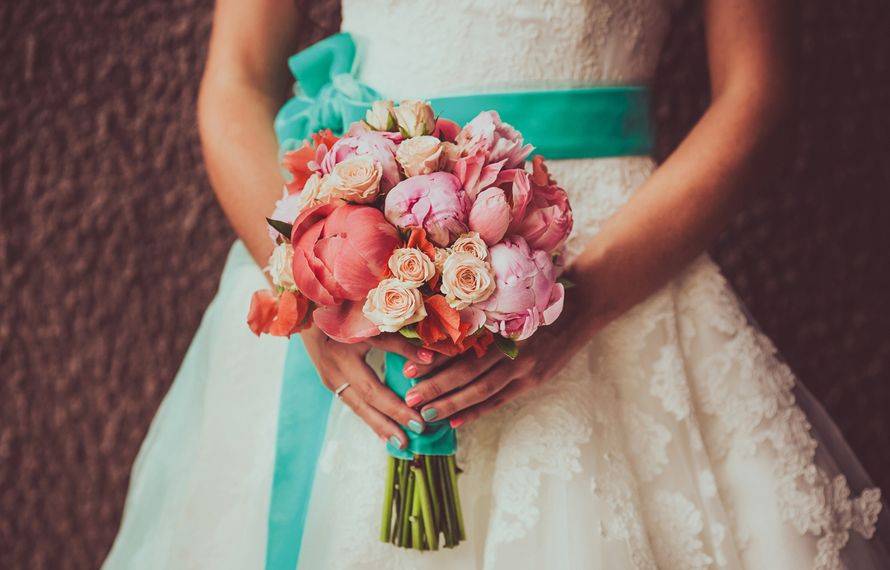 Букет невесты из лент: фото, особенности, подбор атласных лент на свадьбу – красных, синих, белых, бирюзовых, голубых, композиции из роз своими руками