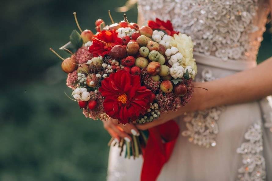 Букет невесты: лето – время полевых цветов и стильных свадебных фото