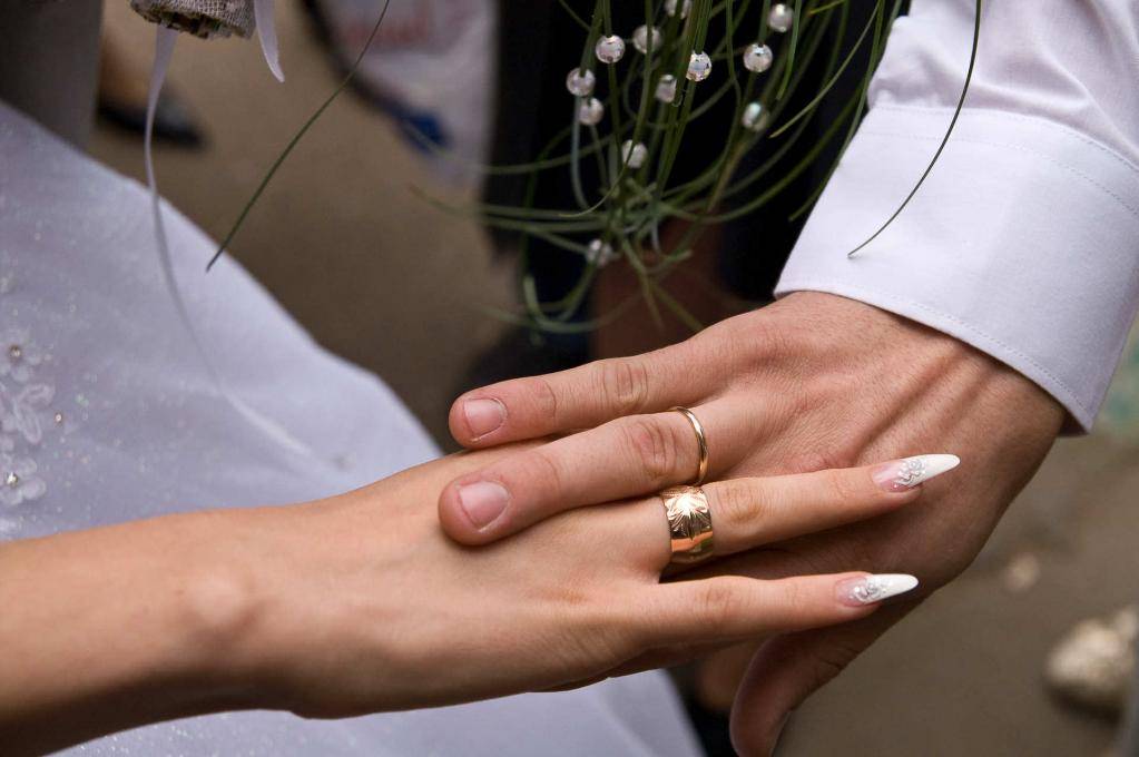 Можно ли носить кольца до свадьбы: приметы и поверья