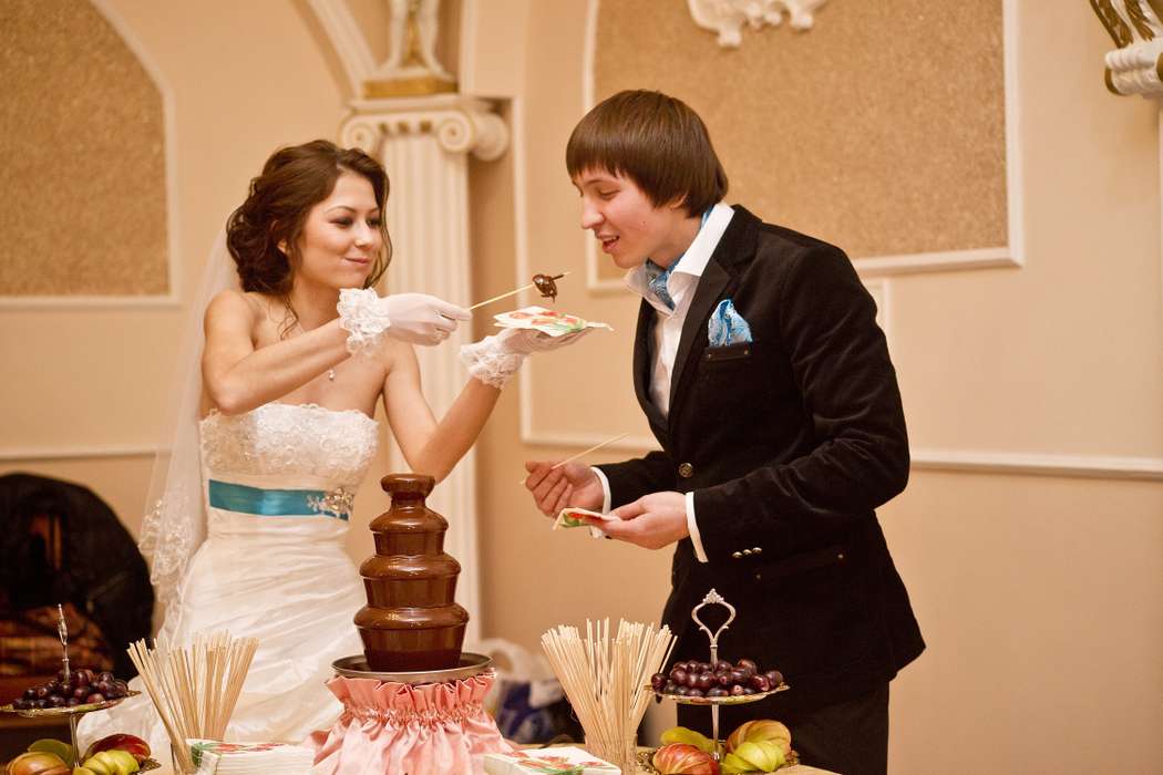 Шоколадный фонтан на свадьбу - какой лучше выбрать и где установить?