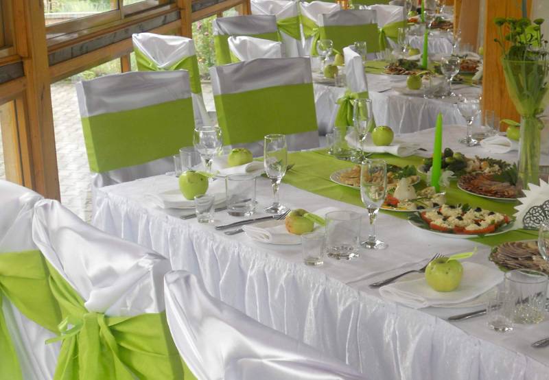Бело-зеленая свадьба — оформление зала, образ жениха и невесты