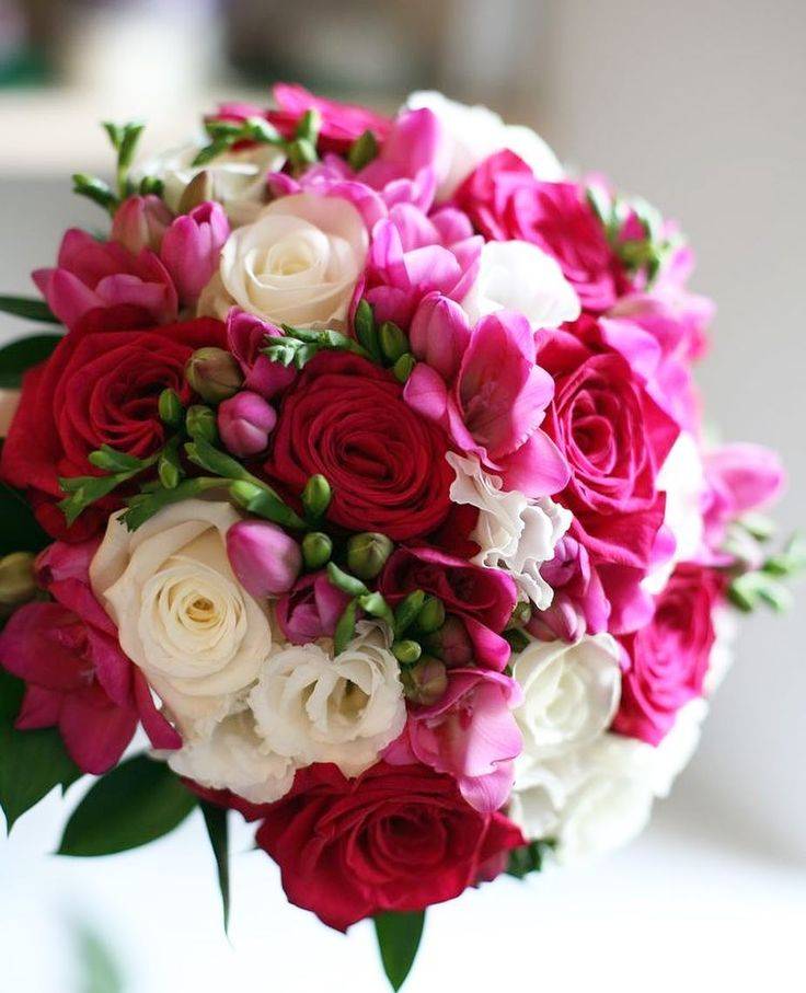 Фейерверк из цветов – яркий букет невесты из роз и других растений: примеры на фото