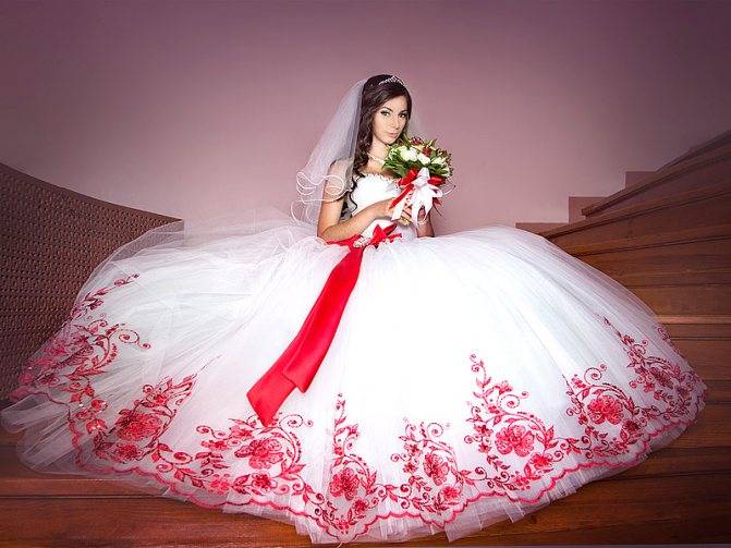 Красная лента на свадебном платье что значит в современном мире?