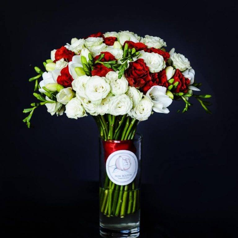 Букет из кустовых роз на свадьбу - красный, белый, с альстромерий