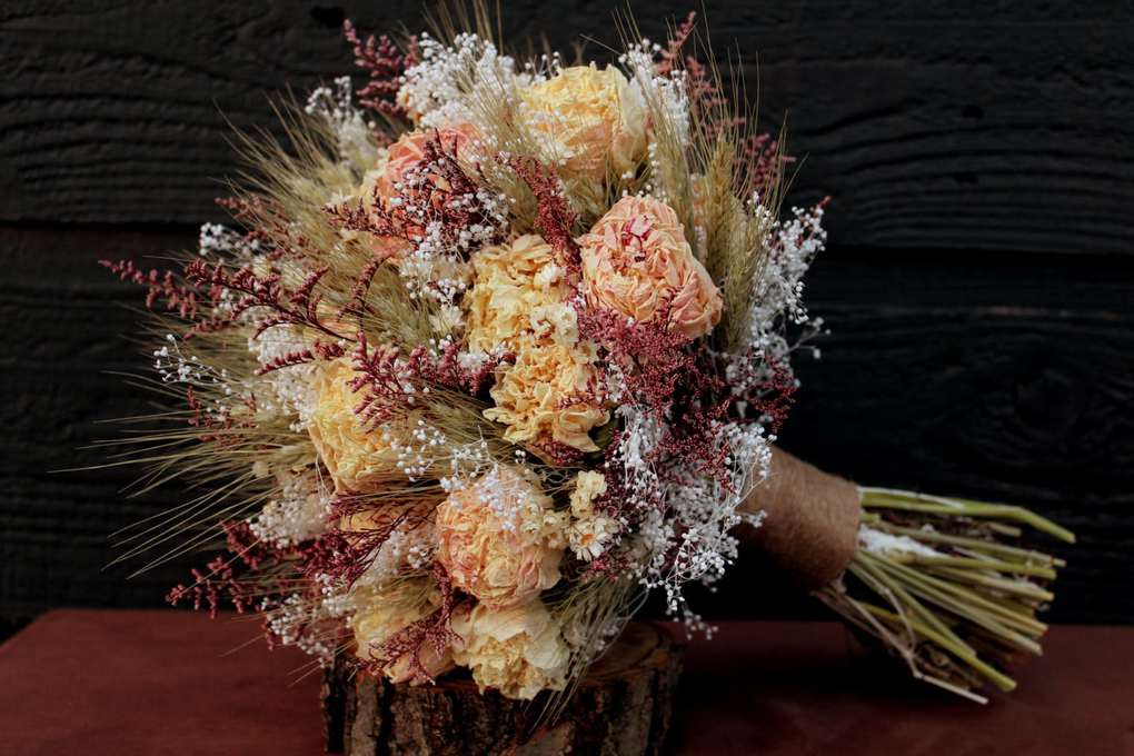 Что делать с пойманным букетом невесты после свадьбы, можно ли оставить себе на память, как засушить и сохранить цветы?