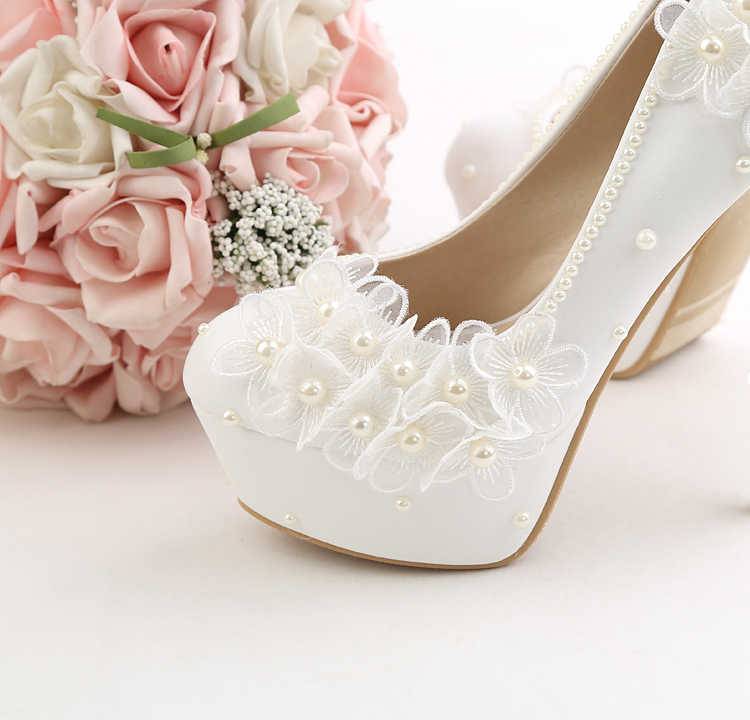 Туфли на свадьбу на каблуке белого цвета