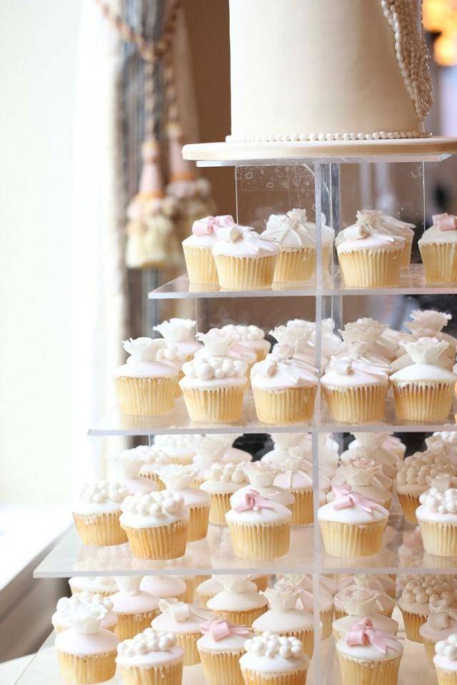 Свадебные капкейки, пряники и печенье – как удивить гостей сладким столом?
