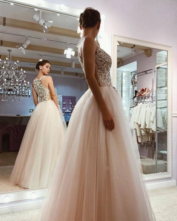 Пудровое свадебное платье — рекомендации стилистов по выбору модели, аксессуаров, букета