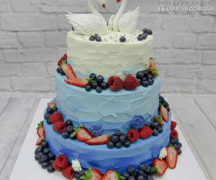 Свадебный торт в голубых тонах – главный десерт торжества небесного цвета