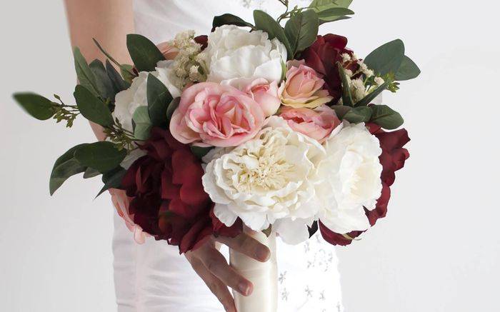 Букет невесты из белых роз на свадьбу: варианты сочетаний с фото с розовыми розами, пионами, фрезиями, советы по выбору