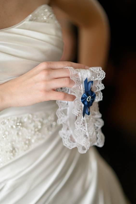 Роль свадебной подвязки для жениха и невесты