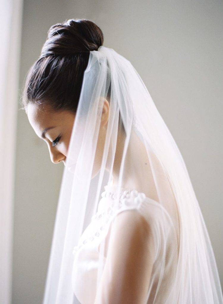 Вечная классика: какие свадебные причёски с фатой выбирают современные невесты