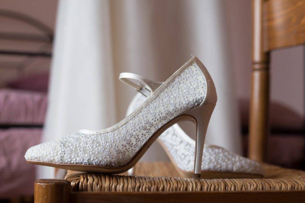Свадебная обувь для невесты с каблуком и без каблука. как подобрать осеннюю и зимнюю обувь под свадебное платье?