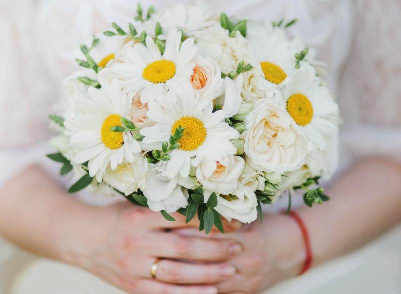 Знак верности и любви для невесты и жениха – свадебный букет из ромашек: фото примеров