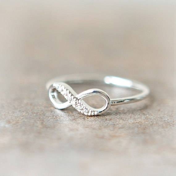 Серебряное кольцо-змея – прекрасный подарок близкому человеку