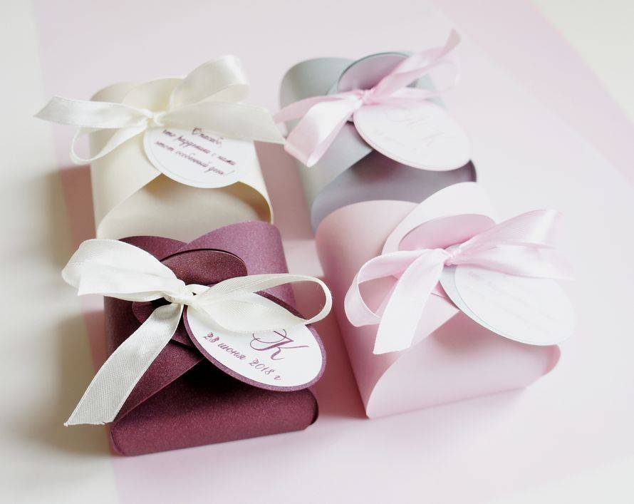 Лучшие подарки гостям на свадьбе от молодоженов — что подарить? помощник в выборе подарков знает!