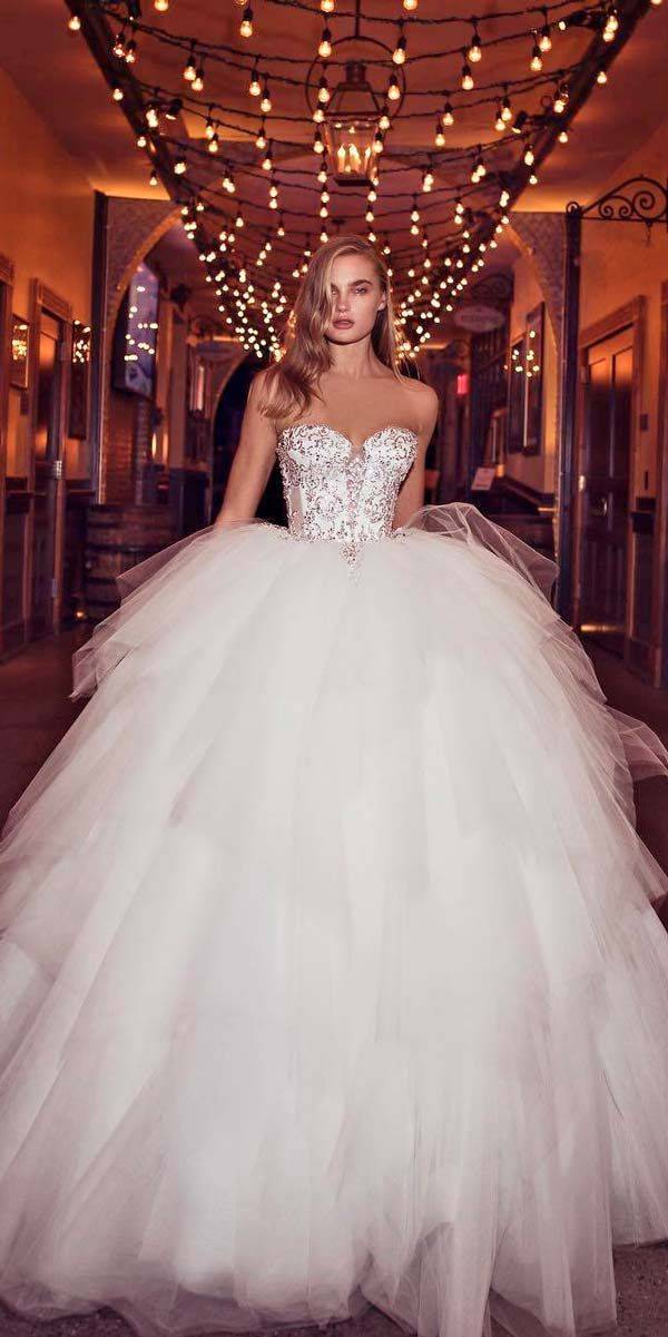 Свадебные платья 2021: фото моделей и красивых длинных фасонов