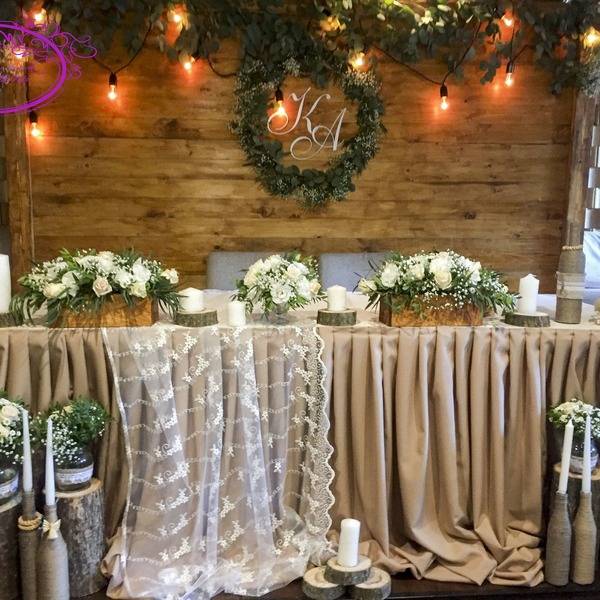 Изысканная и простая свадьба в стиле рустик: оформление зала с фото