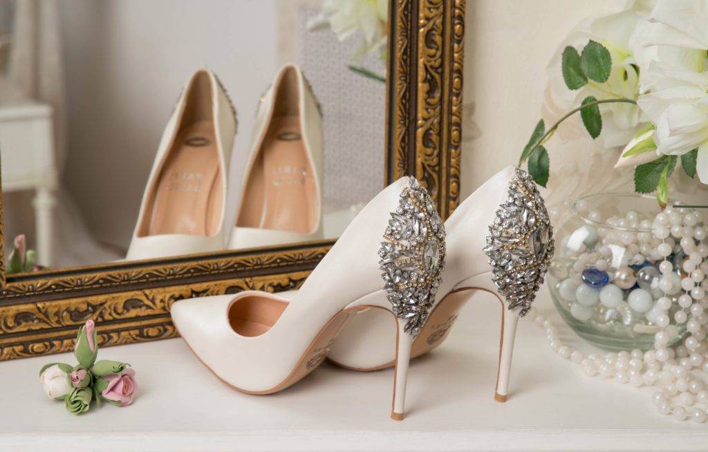 Свадебные туфли и приметы, связанные с ними: можно ли невесте их продавать, отдать или выбросить, что если надеть чужую обувь на свадьбу