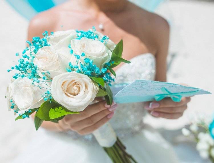Яркое решение – бирюзовый букет невесты: выбираем цветы и тона композиции