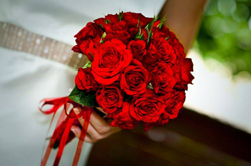 Свадебный букет из красных цветов как яркий элемент образа невесты