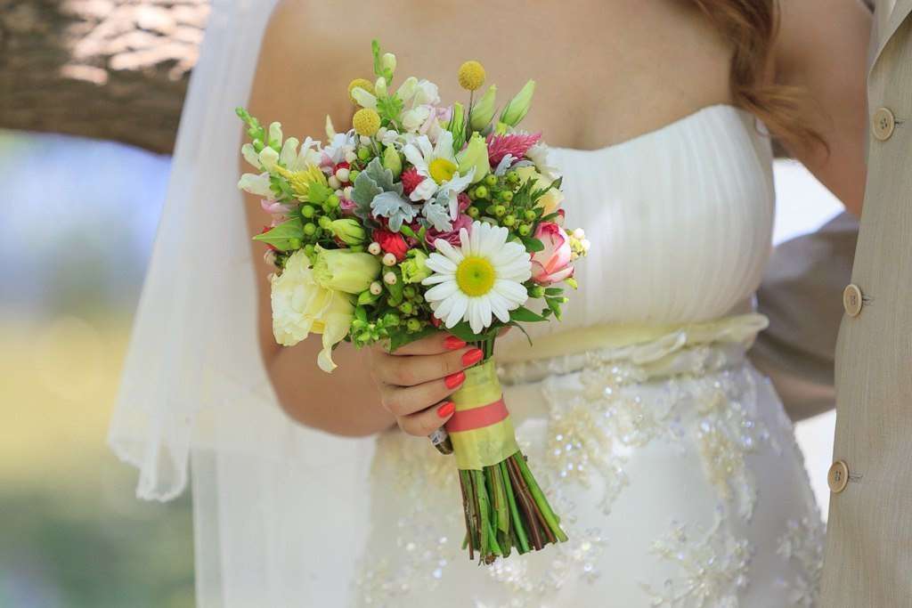 Свадебный букет из ромашек ? с розами в {2019] – фото невесты