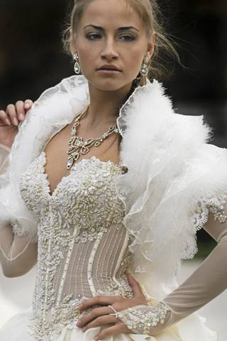 Свадебное платье с прозрачным корсетом: модели и варианты декора