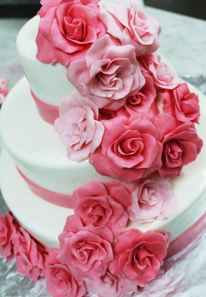 Красный свадебный торт с розами и другими цветами