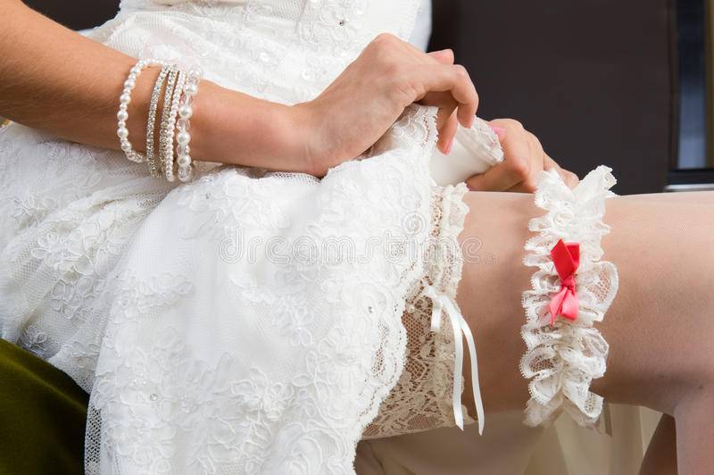 Что делать с подвязкой невесты? - спроси у бывалых - страна мам