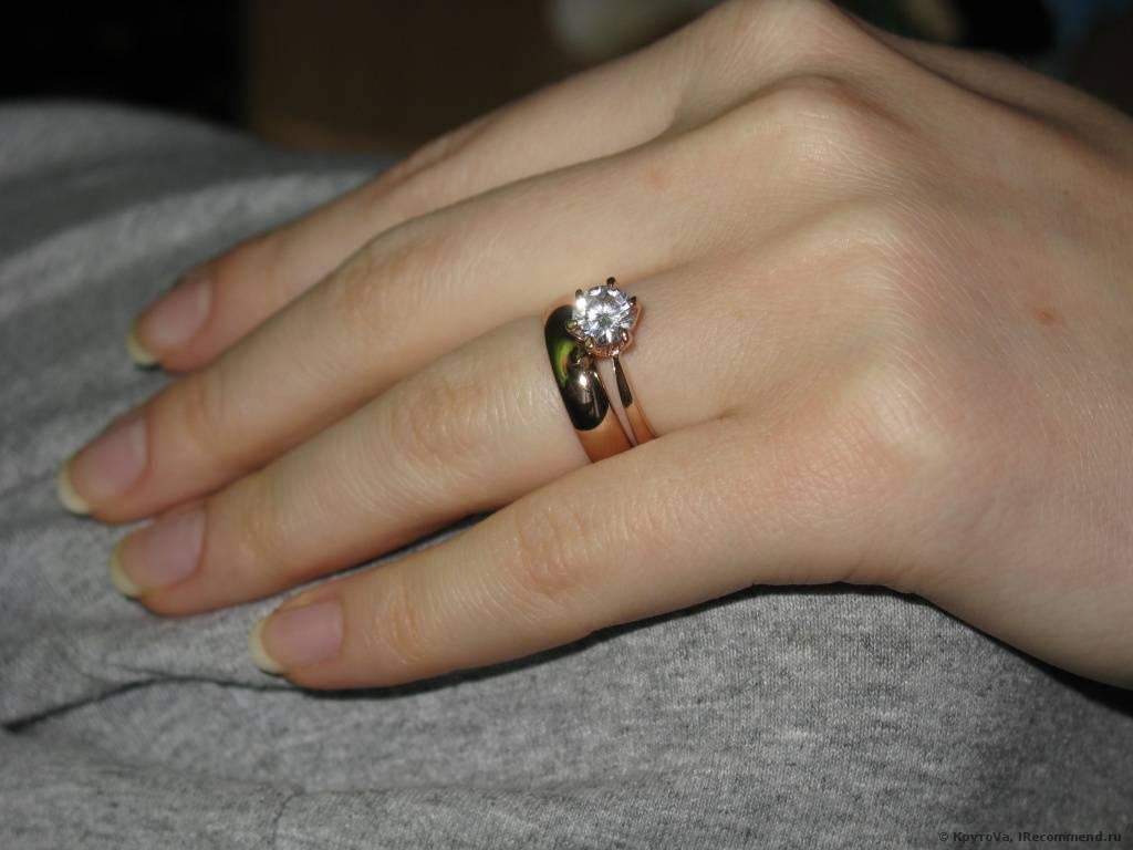 Помолвочное кольцо с обручальным на пальце