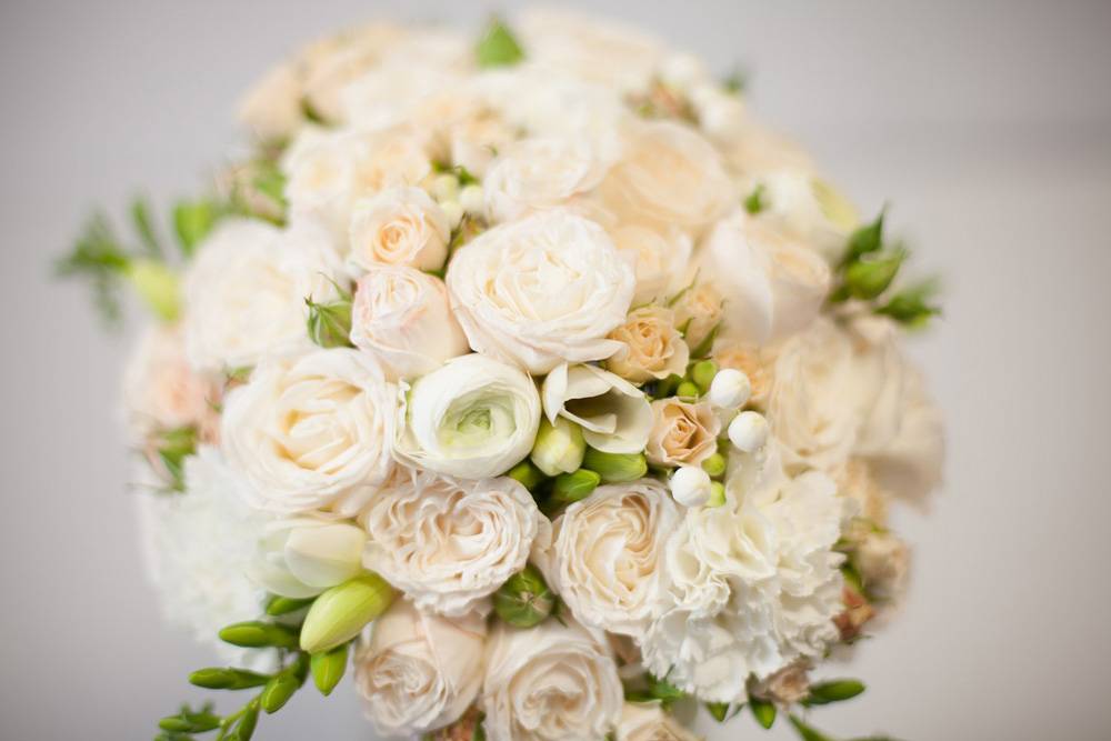 Бархатный аромат: свадебный букет из пионовидных роз – фото и советы по составлению