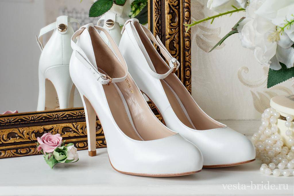 Свадебная обувь для невесты без каблука: стильные туфли-лодочки, мюли, кеды, босоножки