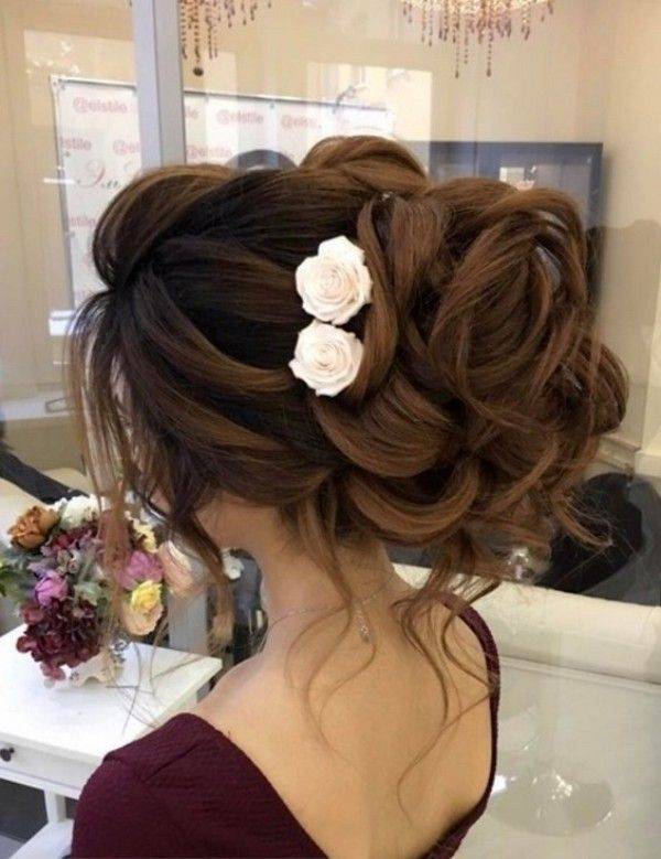 Прически на средние волосы для свадьбы гостям