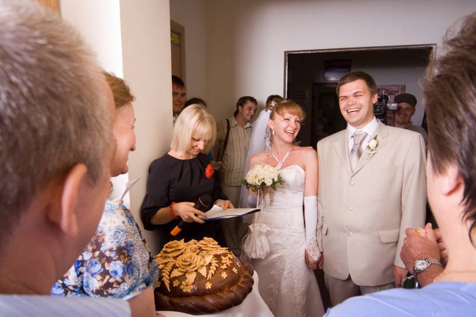 Встреча молодых с караваем на свадьбе: кто должен держать свадебный хлеб, соль и икону, какие слова говорят родители молодоженам во время обряда