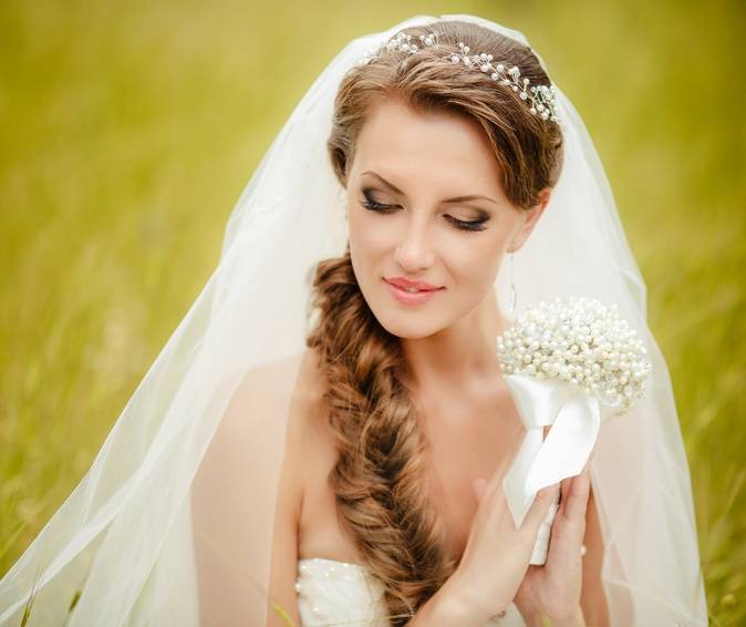 Свадебные прически с фатой 2020: лучшие образы и варианты
