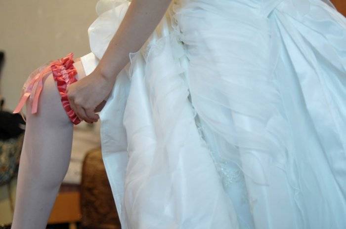 На какую ногу одевать подвязку невесте – фото вариантов