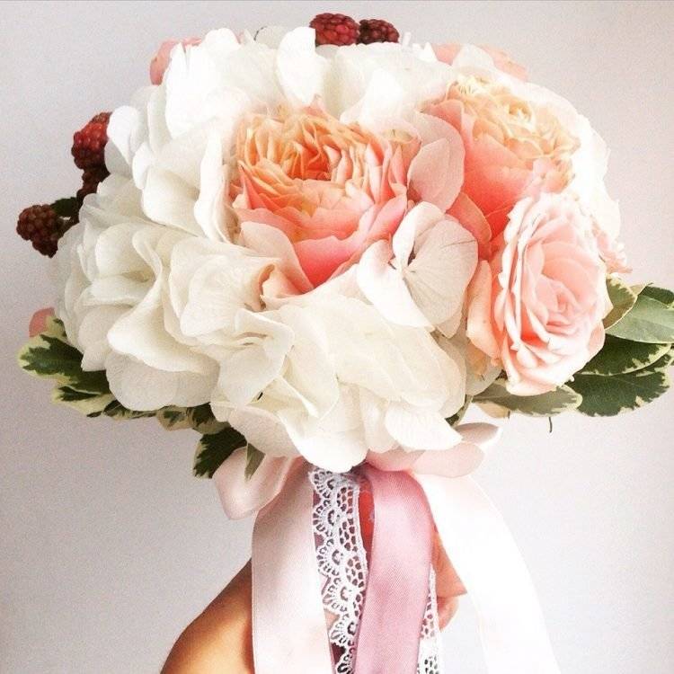 Свадебный букет из пионовидных роз – фото
