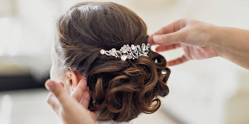 Гребень для волос: прически с гребешком для коротких, средних и длинных, как пользоваться заколкой, как закрепить свадебный