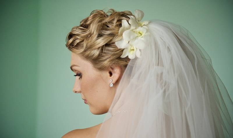 Свадебные прически без фаты: самые популярные идеи укладок с фото на волосы разной длины, с челкой, с диадемой, с лентами