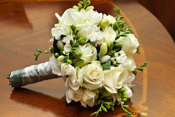 Легкость и изящность – букет невесты из кустовых роз: красных и белых