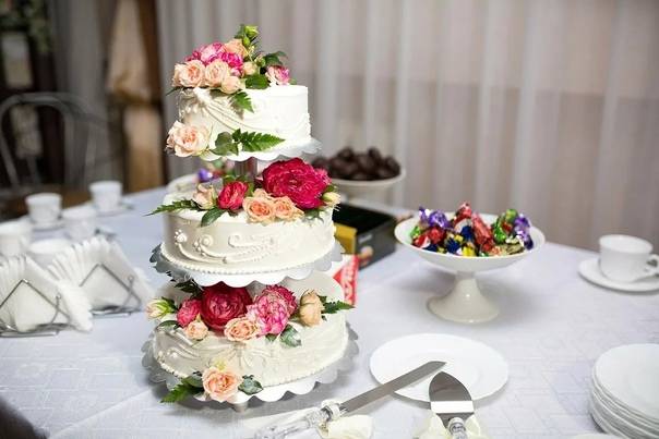 Свадебные трехъярусные торты - как выбрать форму, цвет и начинку, фото и видео