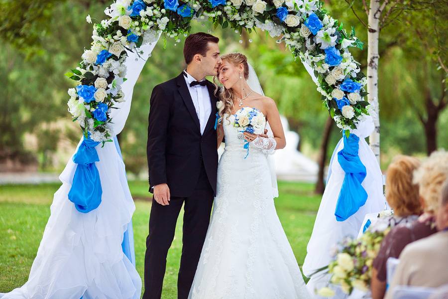 Свадьба в голубых цветах: лучшие идеи оформления выездной регистрации и банкетного зала, образ невесты и жениха, флористика и декор