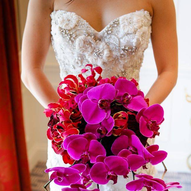 Дань женской моде в образе невесты – свадебный букет фуксия: выбираем цветы