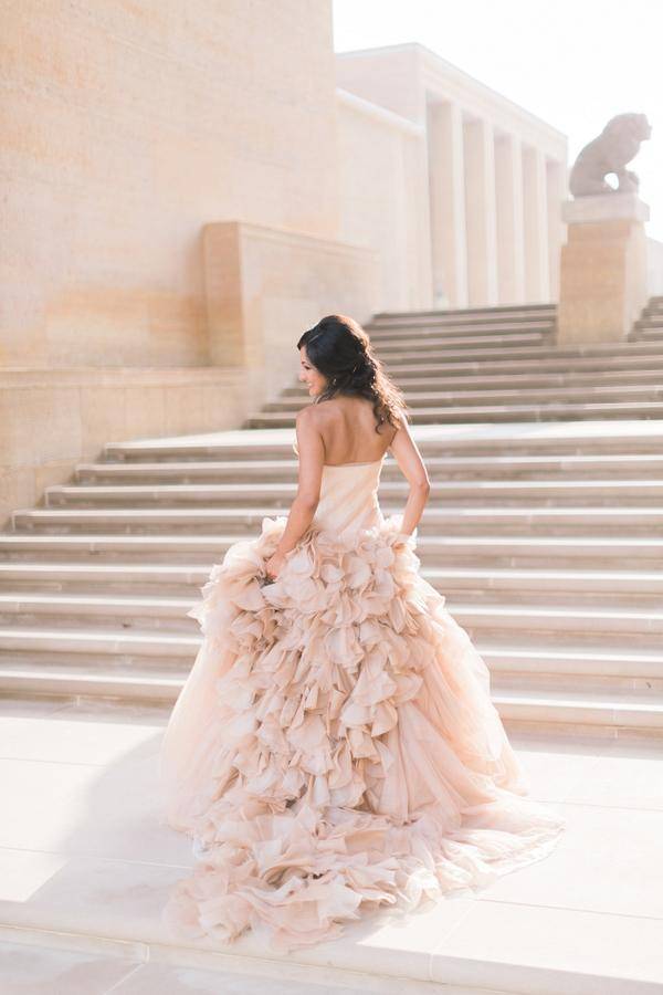 С чем носить персиковое платье? подбираем гармоничный образ