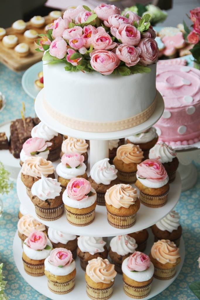 Торт на свадьбу с капкейками — как подать (фото)