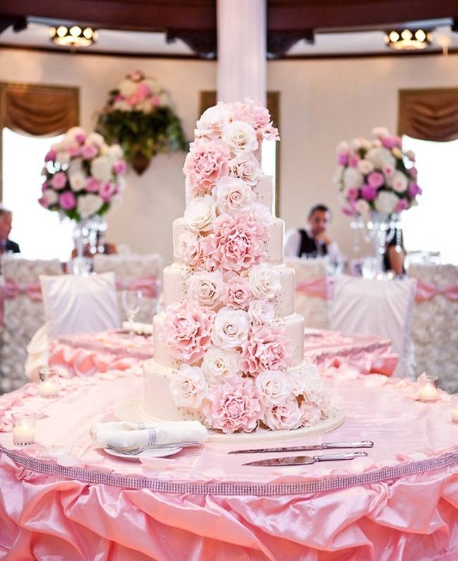 Свадебный торт с живыми цветами: фото украшений в виде живых цветов